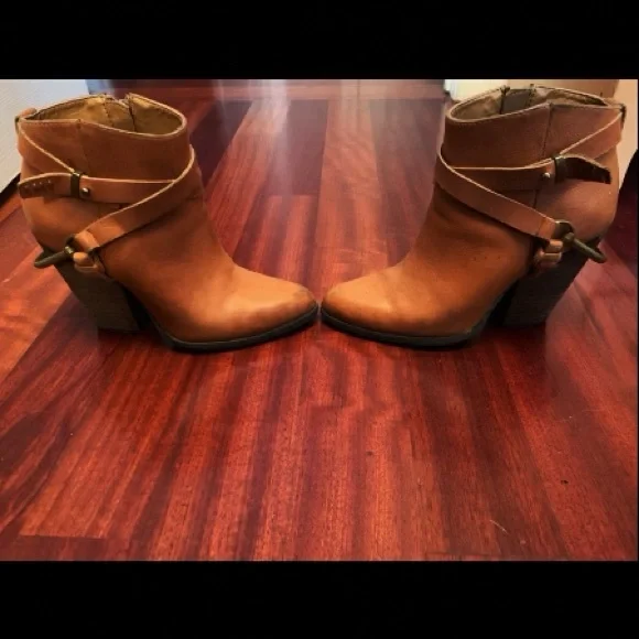 Very Volatile Tan Leather Western Ankle Booties With Gold Spurs On Back Of Heels - Picture 3 of 4